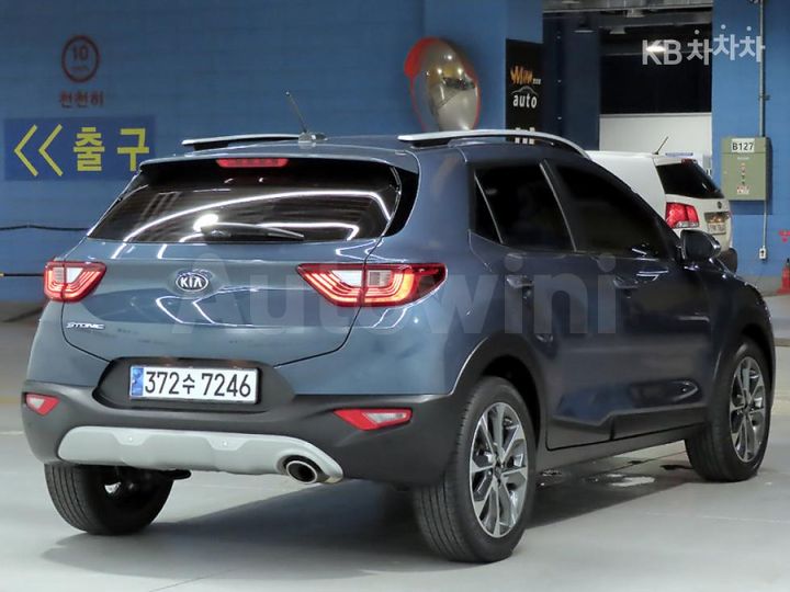 Kia Stonic 2018 KNAD6814BJS194395 — 4