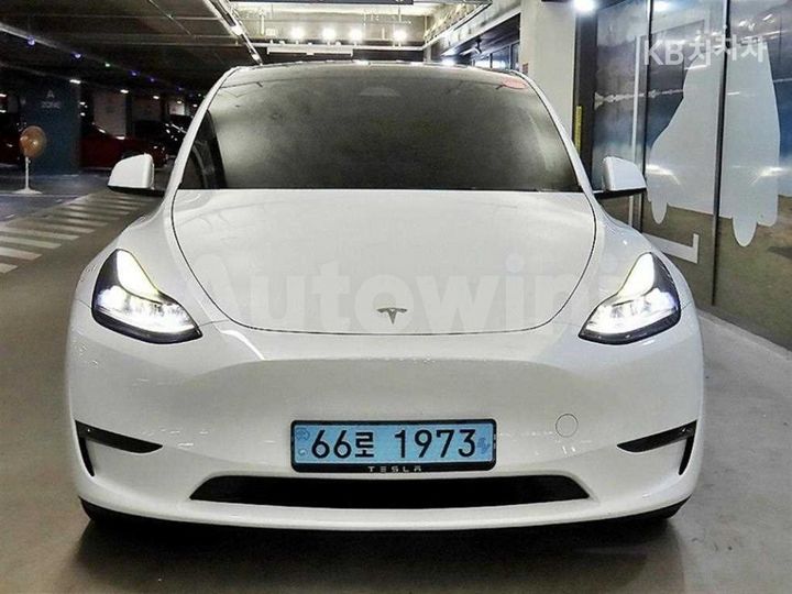 Tesla Model Y 2024 LRWYGCEL9RC564080 — 2