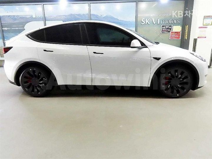 Tesla Model Y 2024 LRWYGCEL9RC564080 — 3