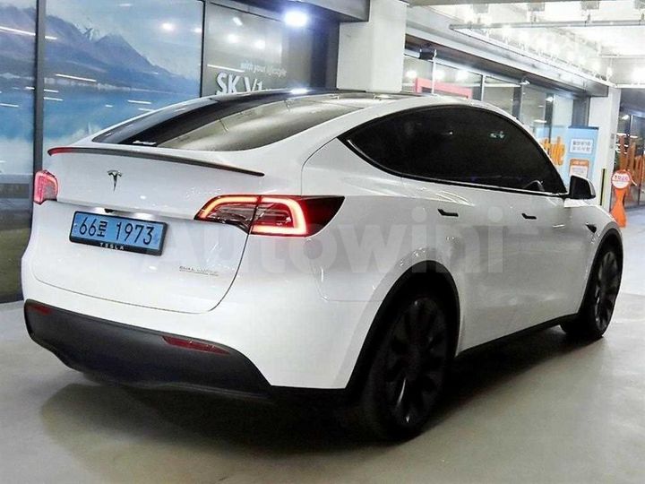 Tesla Model Y 2024 LRWYGCEL9RC564080 — 4