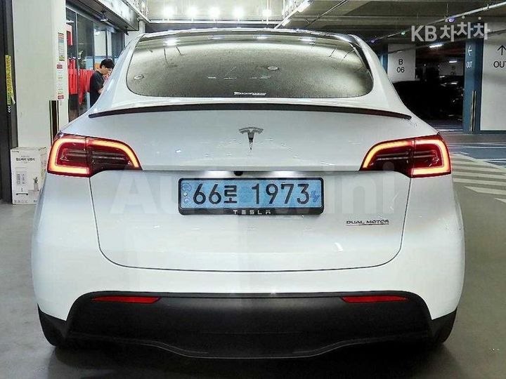 Tesla Model Y 2024 LRWYGCEL9RC564080 — 5