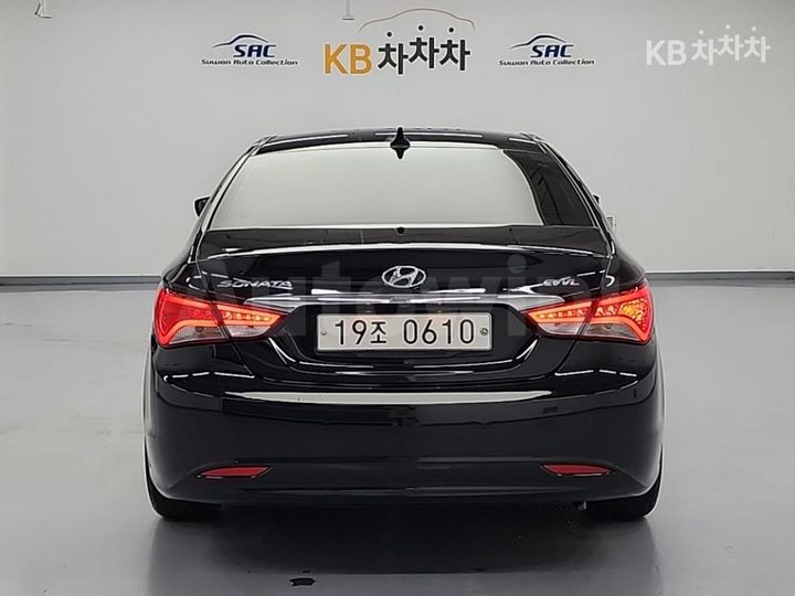 Hyundai Sonata 2014 KMHEC41ABEA577847 — 3