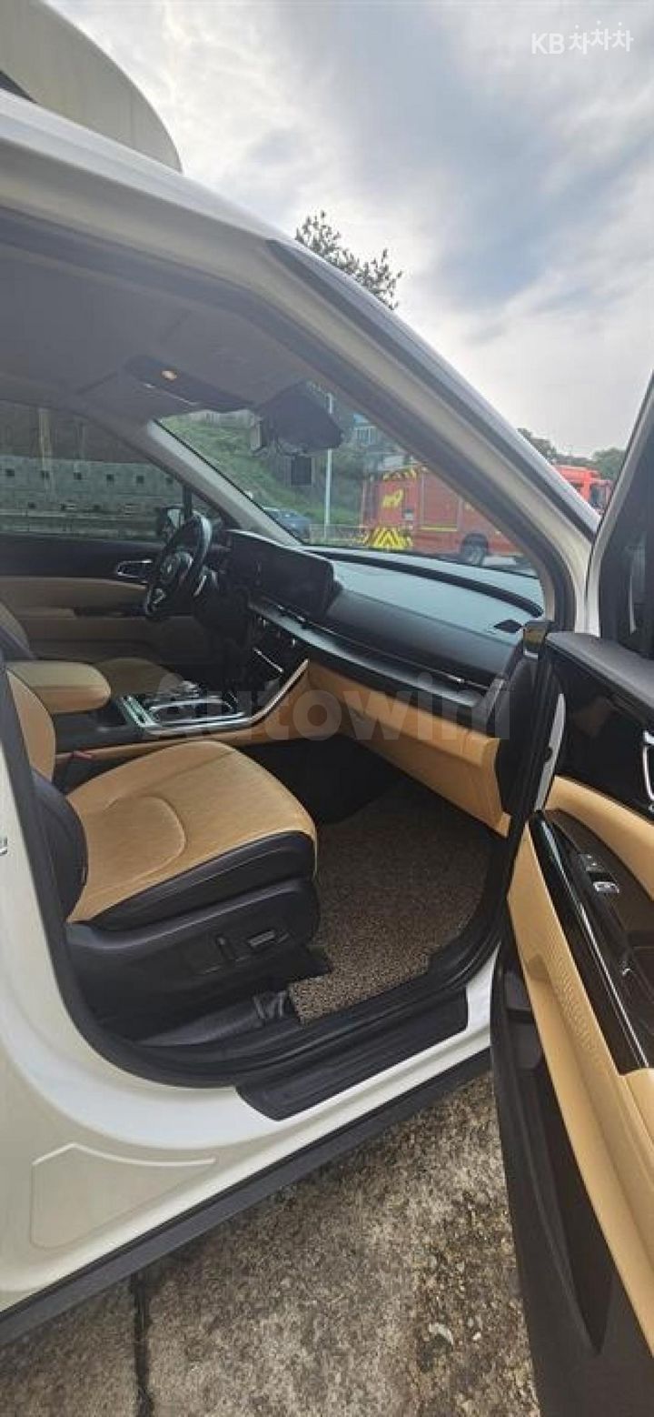 Kia Carnival 2021 KNANC81BBMS023178 — 4