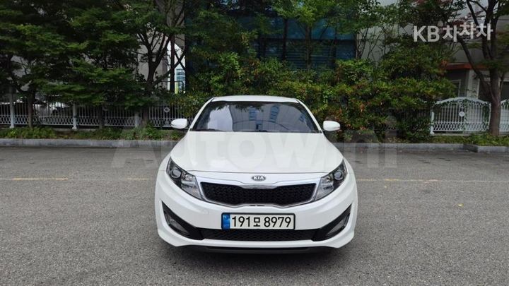 Kia K5 2011 KNAGN415BBA043671 — 2