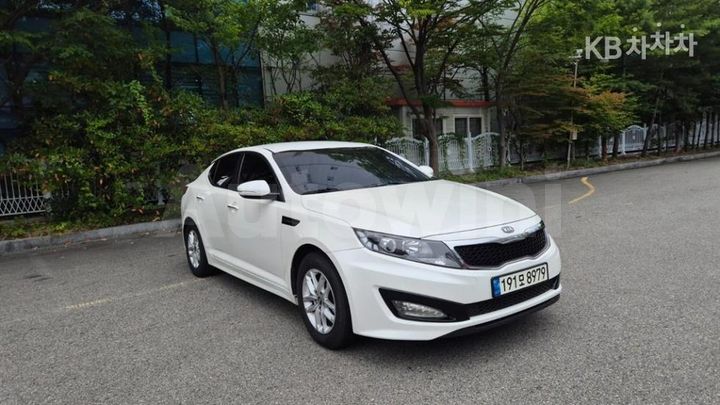 Kia K5 2011 KNAGN415BBA043671 — 3