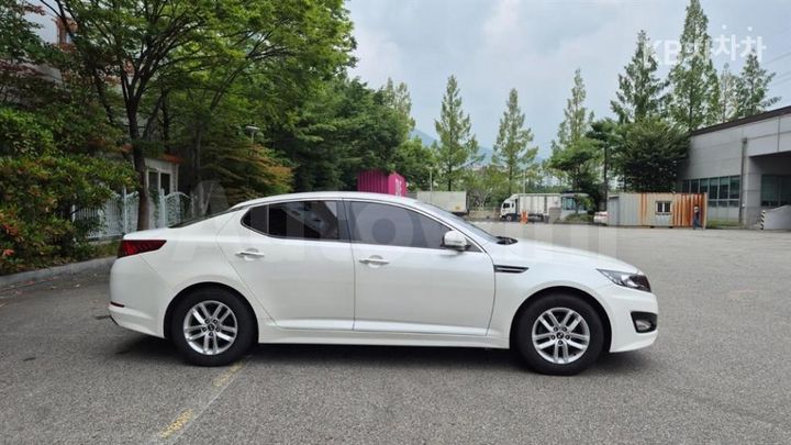 Kia K5 2011 KNAGN415BBA043671 — 4