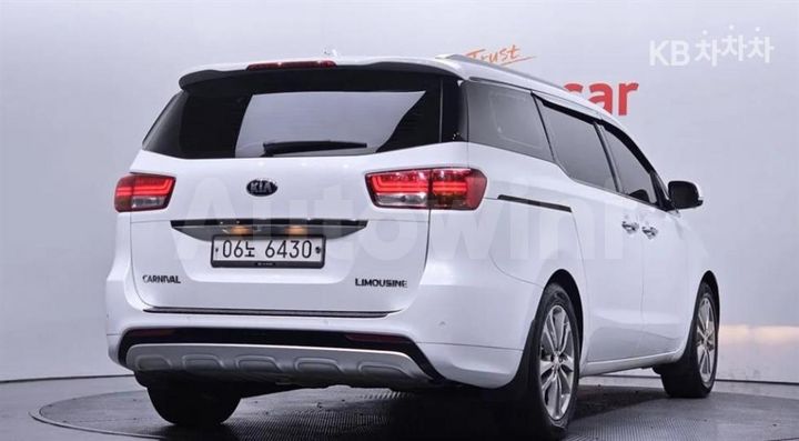 Kia Carnival 2018 KNAME81ABJS394915 — 2