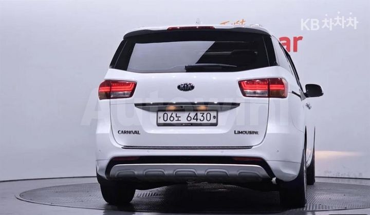 Kia Carnival 2018 KNAME81ABJS394915 — 4