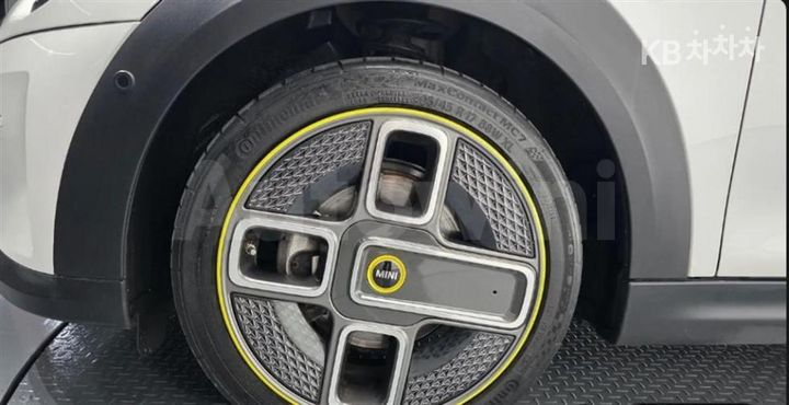 Mini Cooper 2024 WMW11DJ08R2U35869 — 5