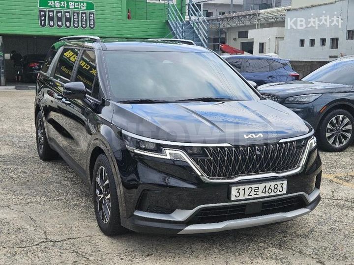 Kia Carnival 2023 KNANB81BBPS215304 — 3