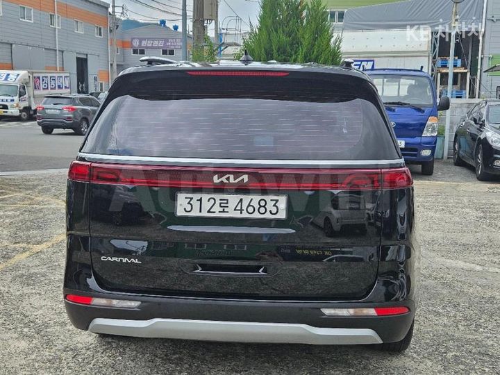 Kia Carnival 2023 KNANB81BBPS215304 — 4
