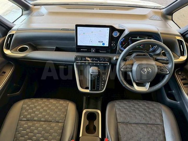 Toyota Voxy 2023 — 3