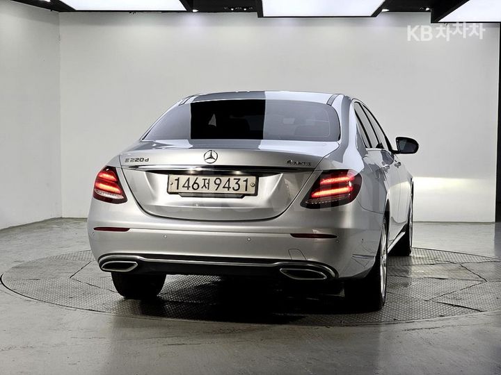 Mercedes-Benz E Class 2019 WDDZF0FB6KA692315 — 3