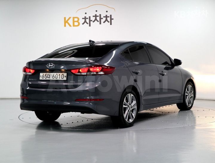 Hyundai Avante 2018 — 3