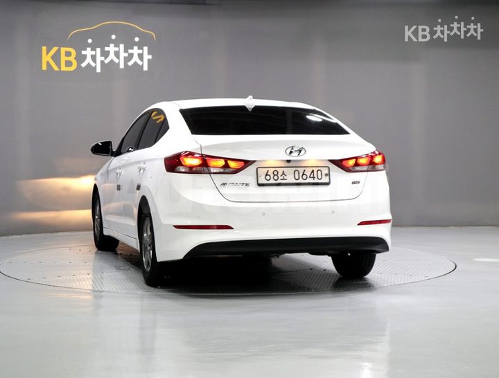 Hyundai Avante 2017 KMHD741DBHU222909 — 4