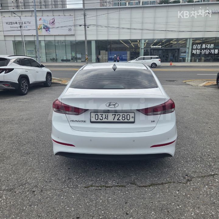 Hyundai Avante 2018 KMHD641DBJU468272 — 3