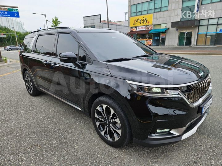 Kia Carnival 2023 KNANC81BBPS225601 — 3