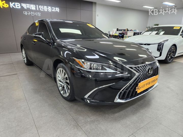 Lexus ES 2024 JTHBA1C17R2020312 — 3