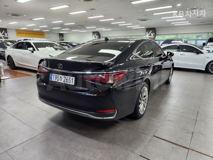 Lexus ES 2024 JTHBA1C17R2020312 — 4