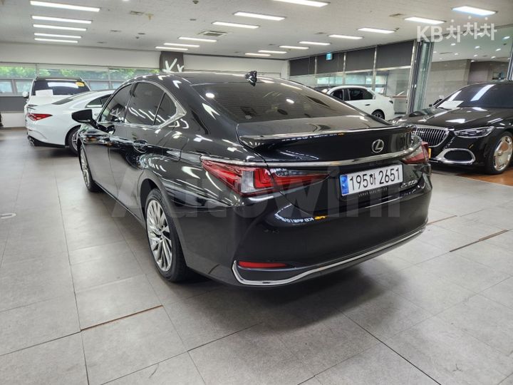 Lexus ES 2024 JTHBA1C17R2020312 — 5