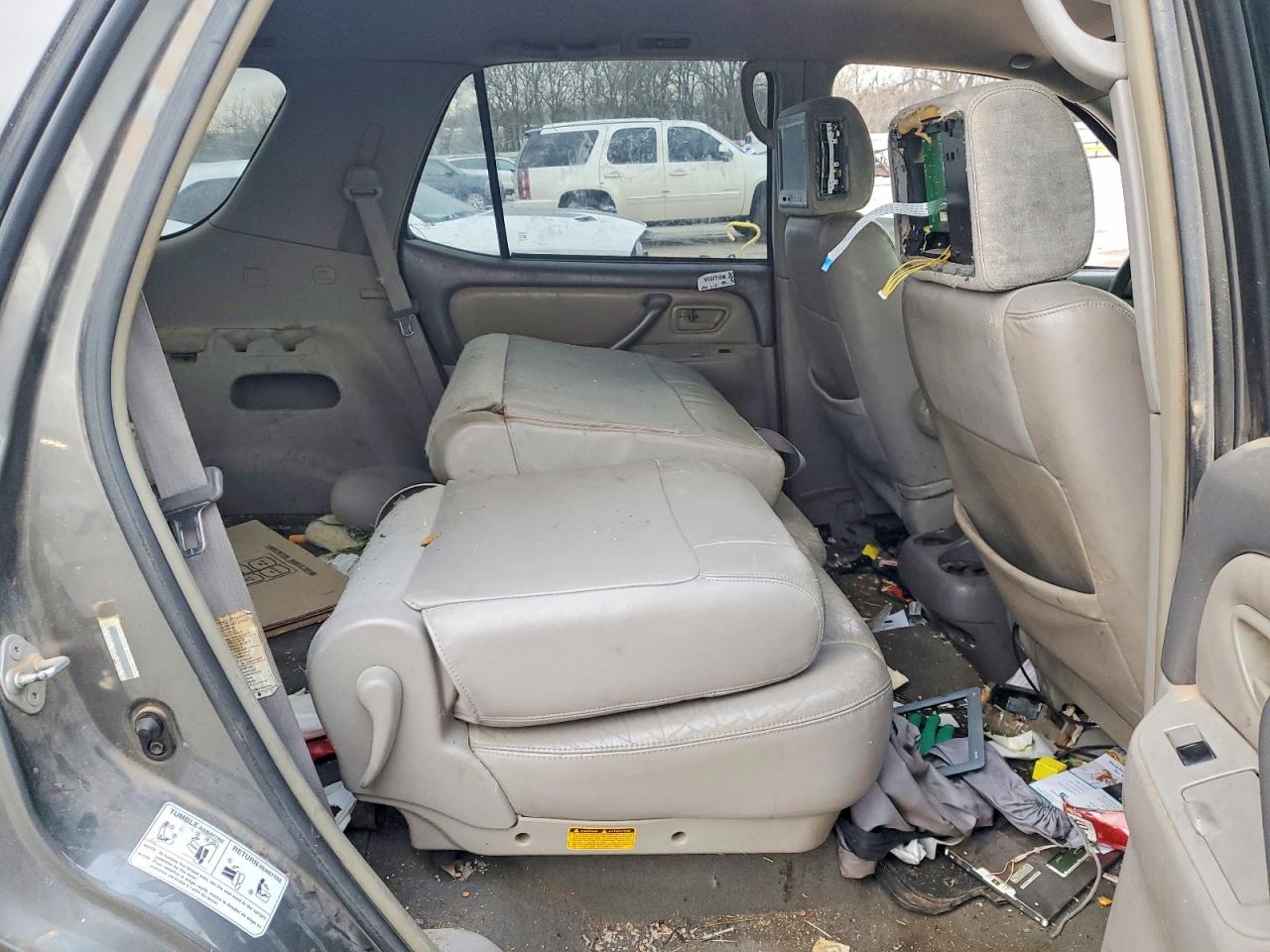 Toyota Sequoia 2004 — 11