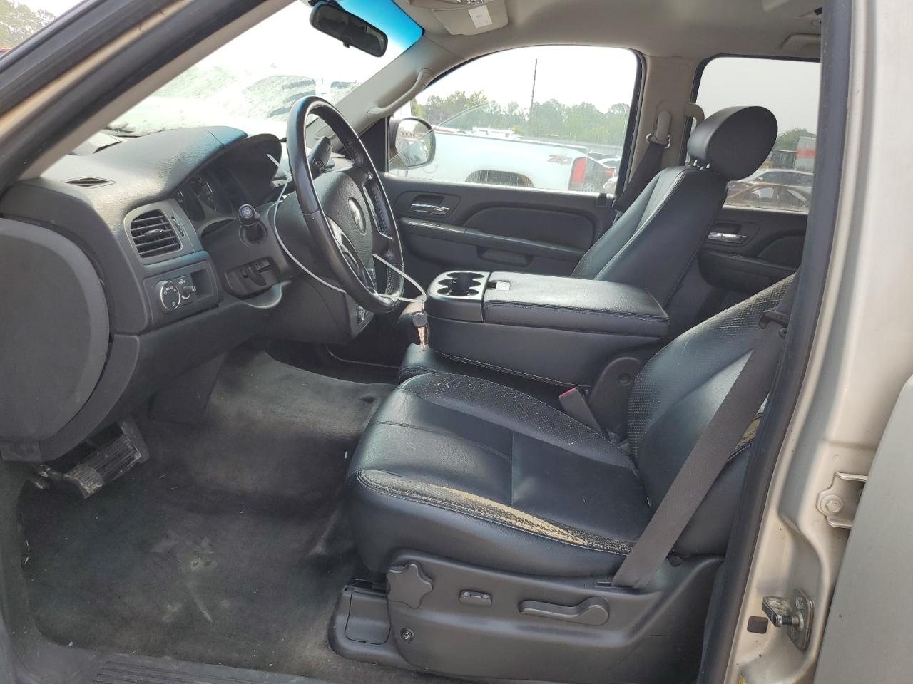 CHEVROLET SUBURBAN 2010 — 8