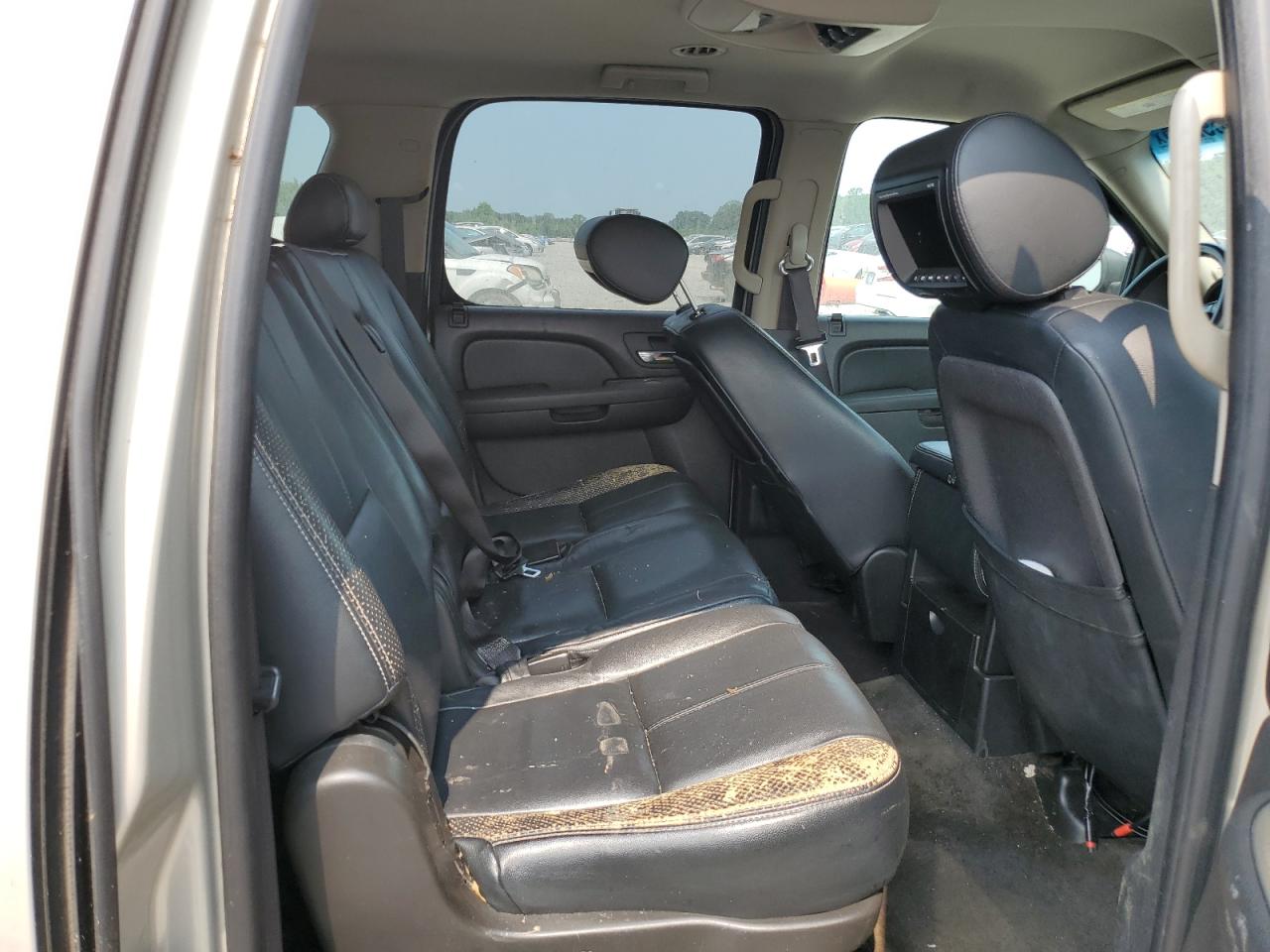 CHEVROLET SUBURBAN 2010 — 11