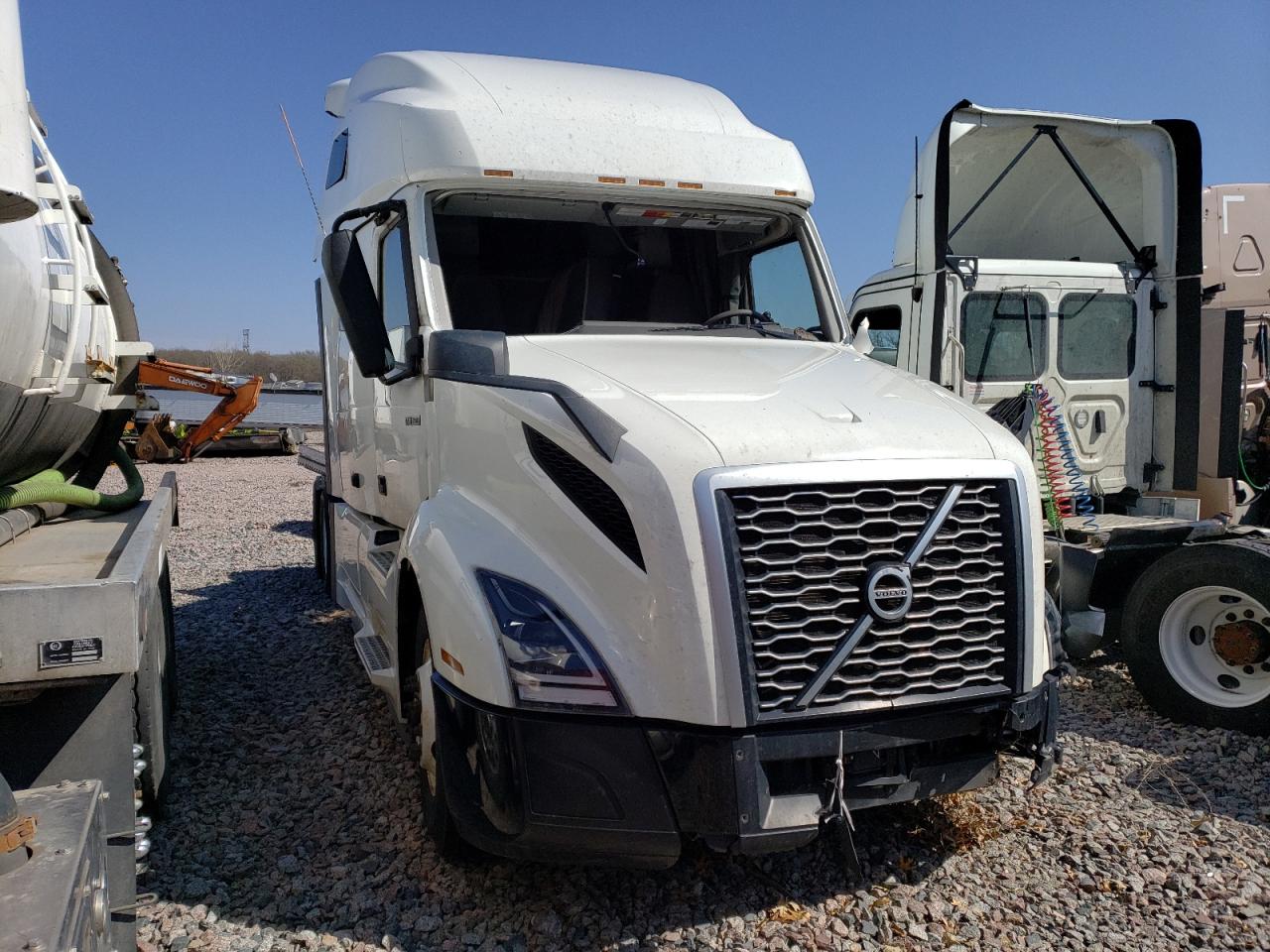 VOLVO VN 2024 — 2