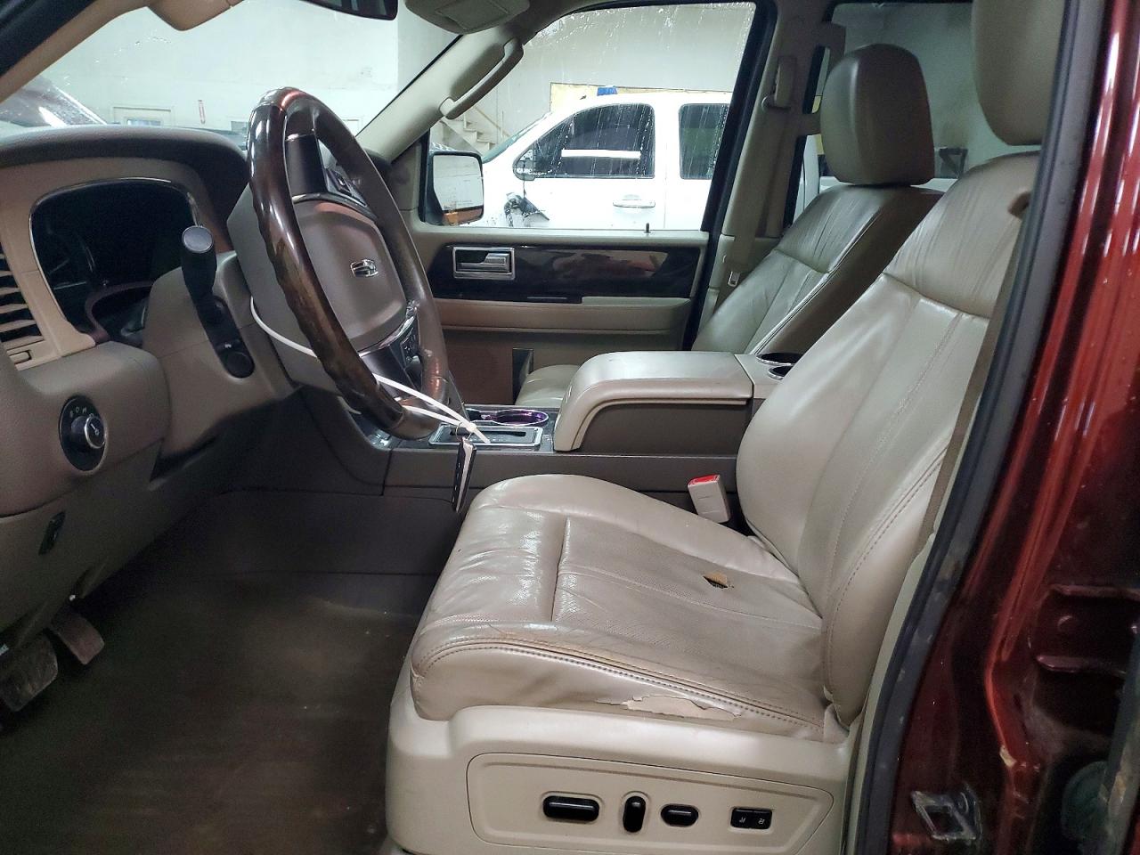 LINCOLN NAVIGATOR 2015 — 8