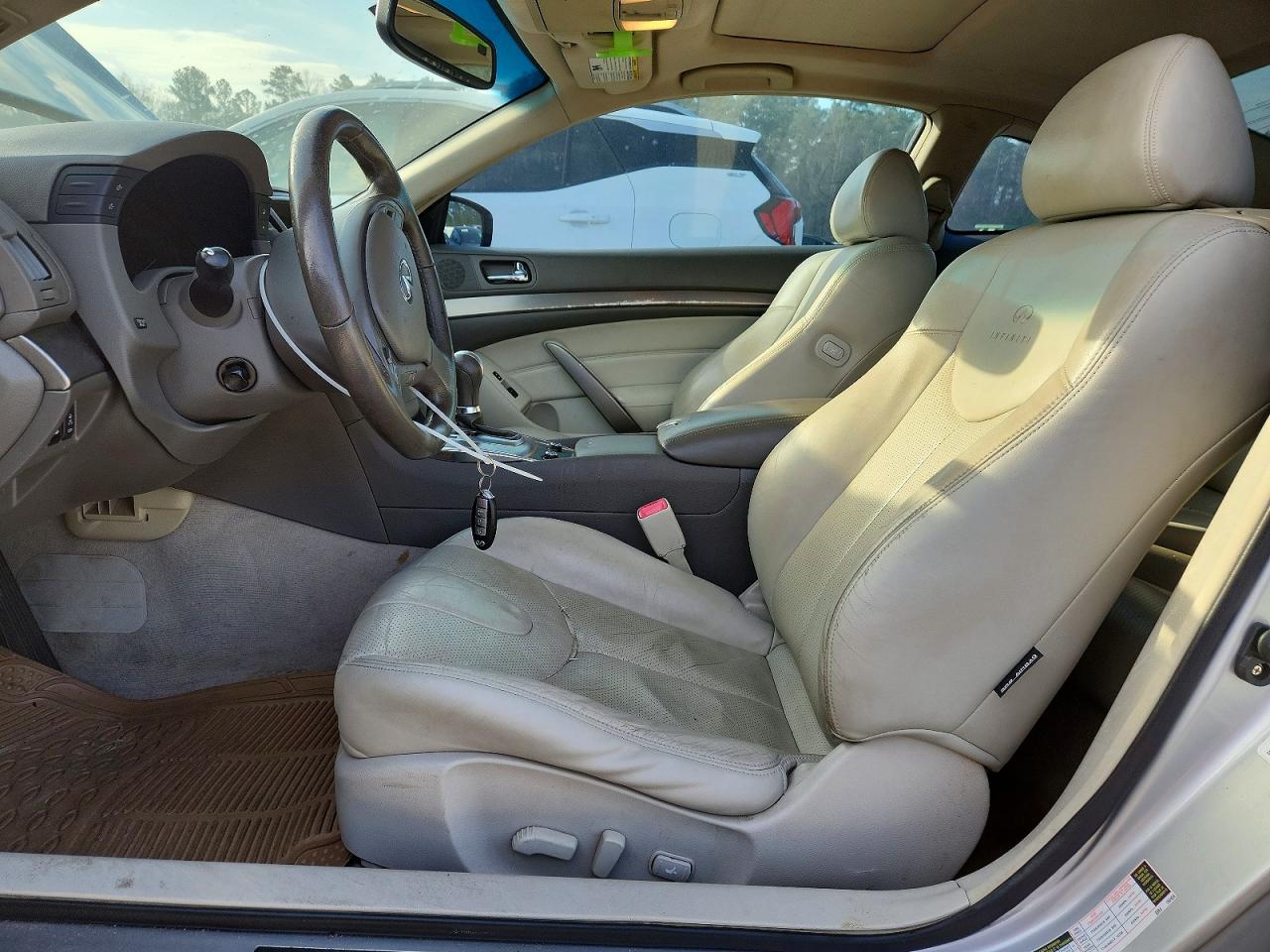 INFINITI G37 COUPE 2011 — 8