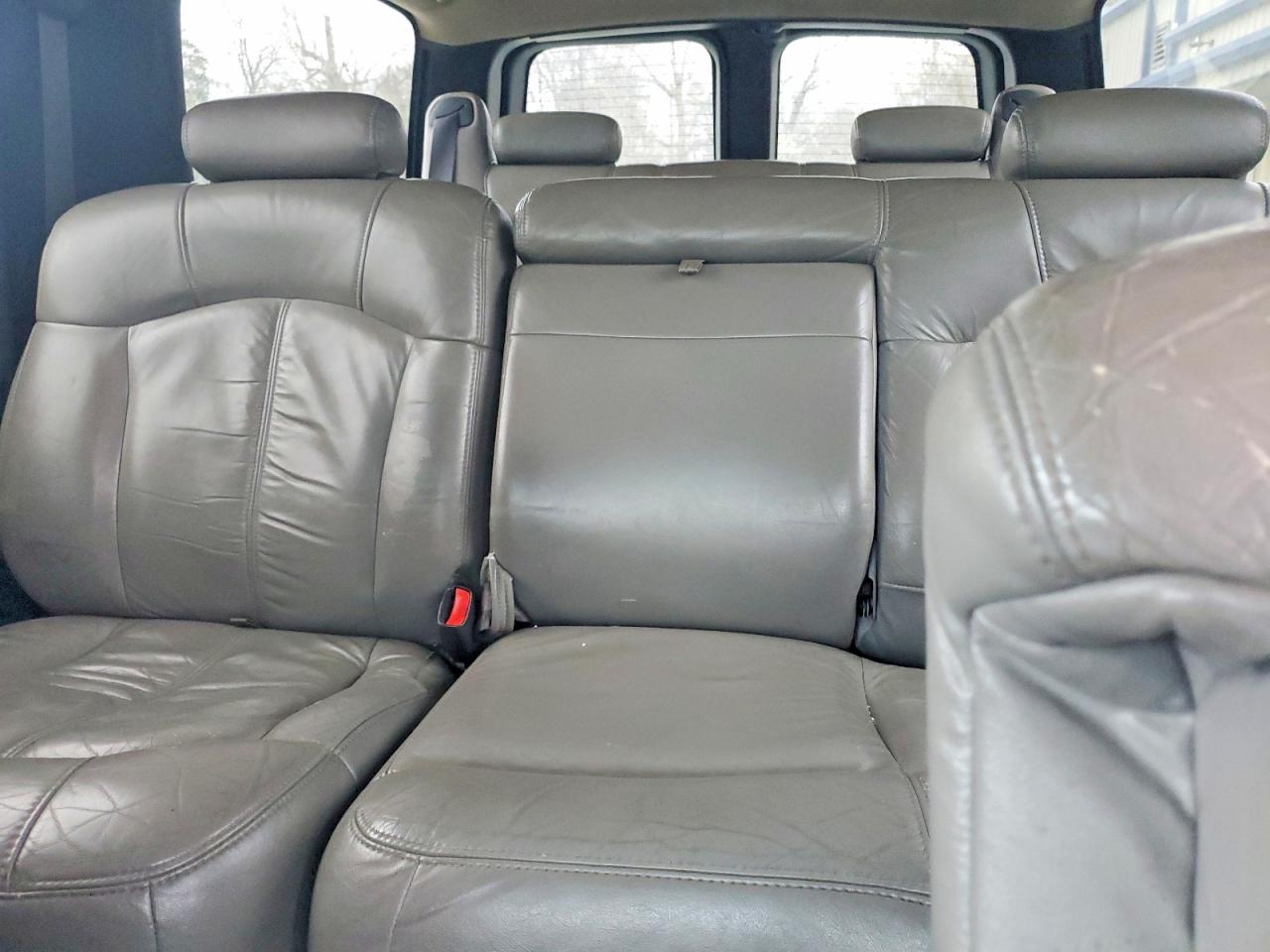 CHEVROLET SUBURBAN 2001 — 11