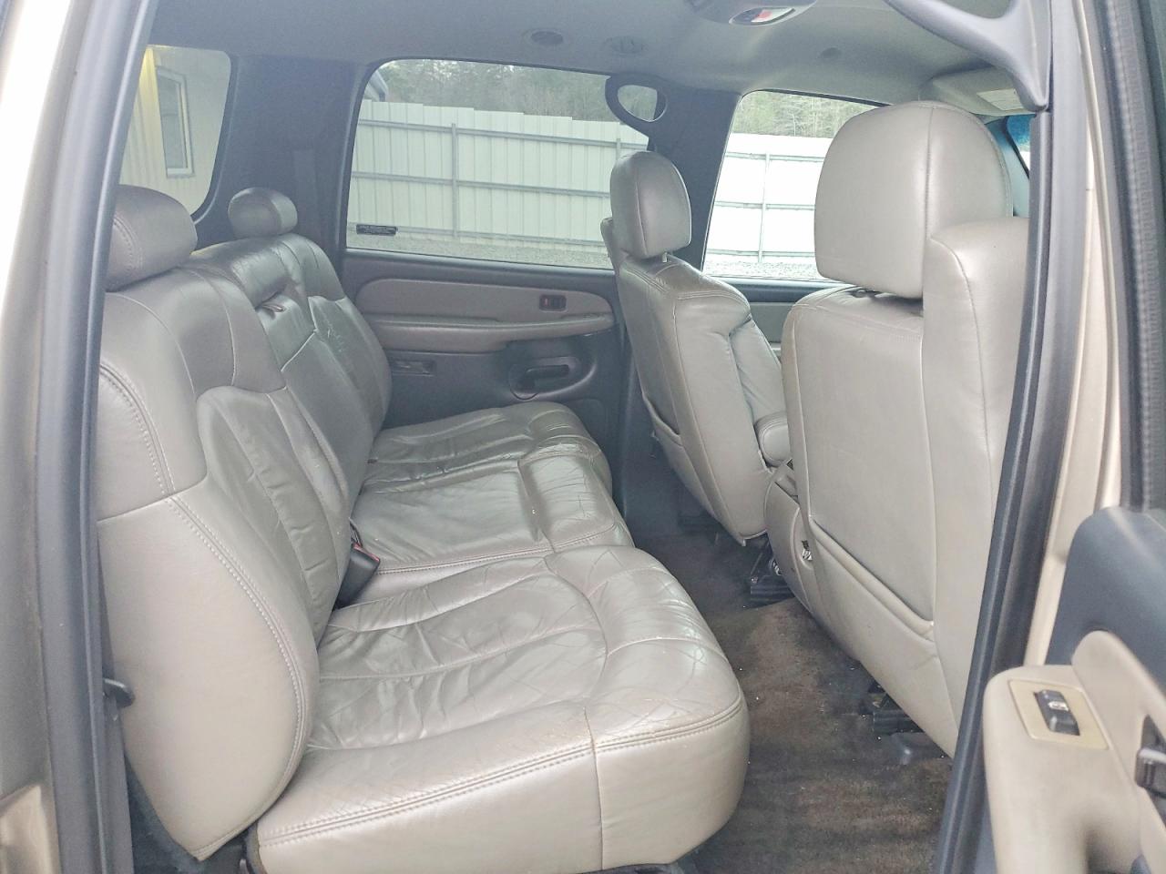 CHEVROLET SUBURBAN 2001 — 12