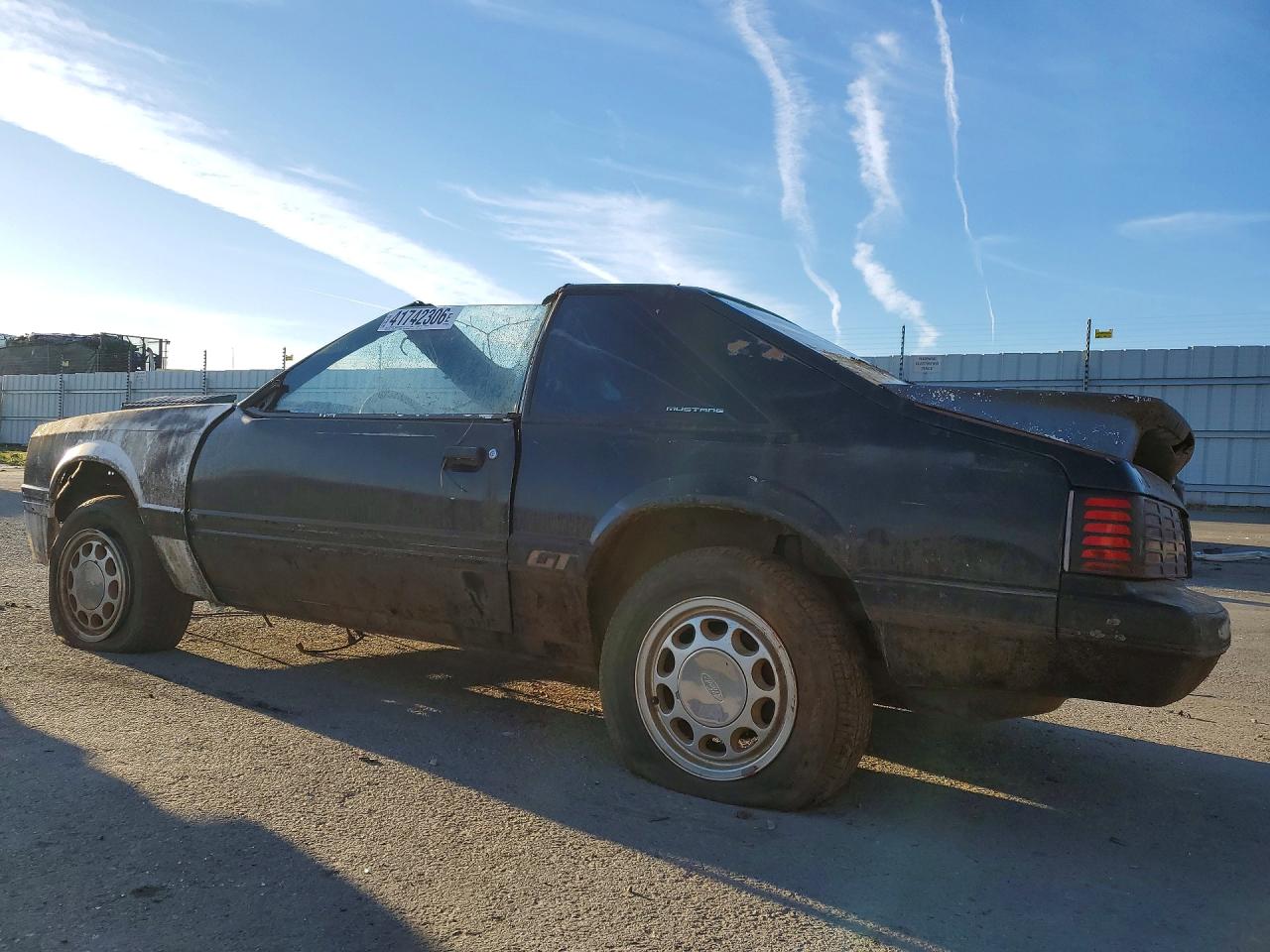 FORD MUSTANG 1985 — 3