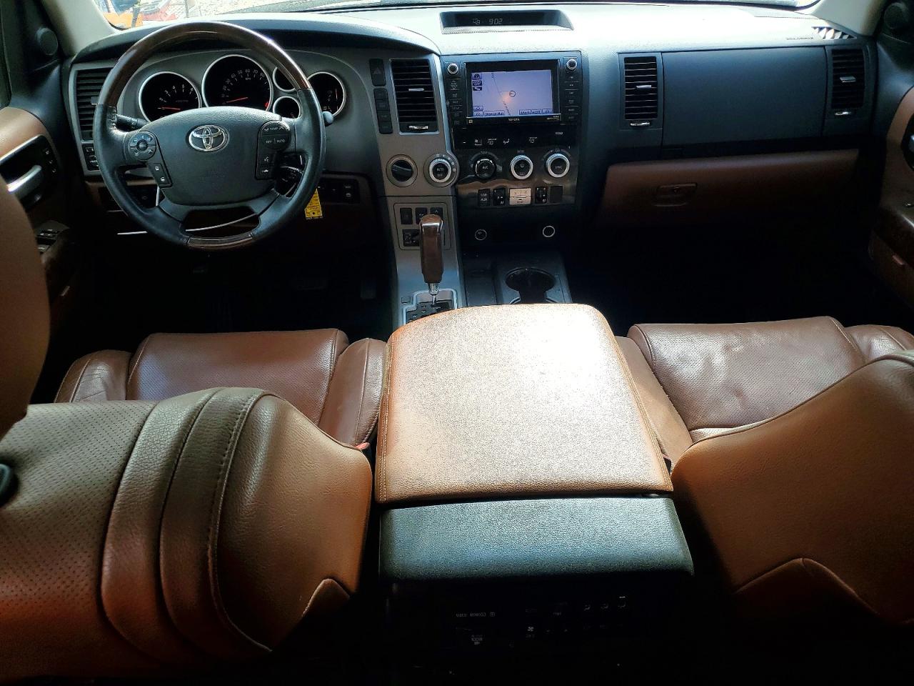 TOYOTA SEQUOIA 2010 — 9