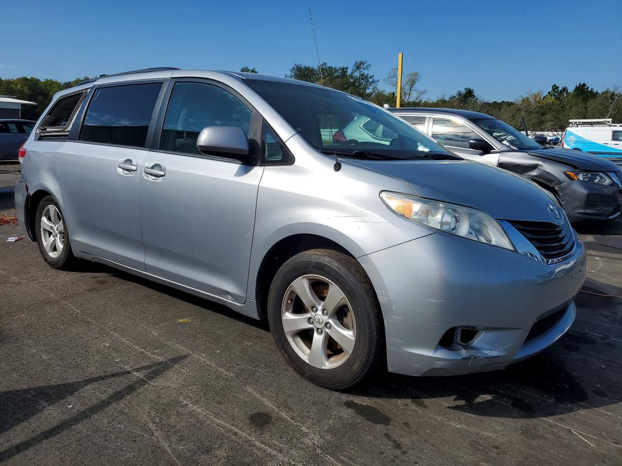 2014 TOYOTA SIENNA LE 8-PASSENGER