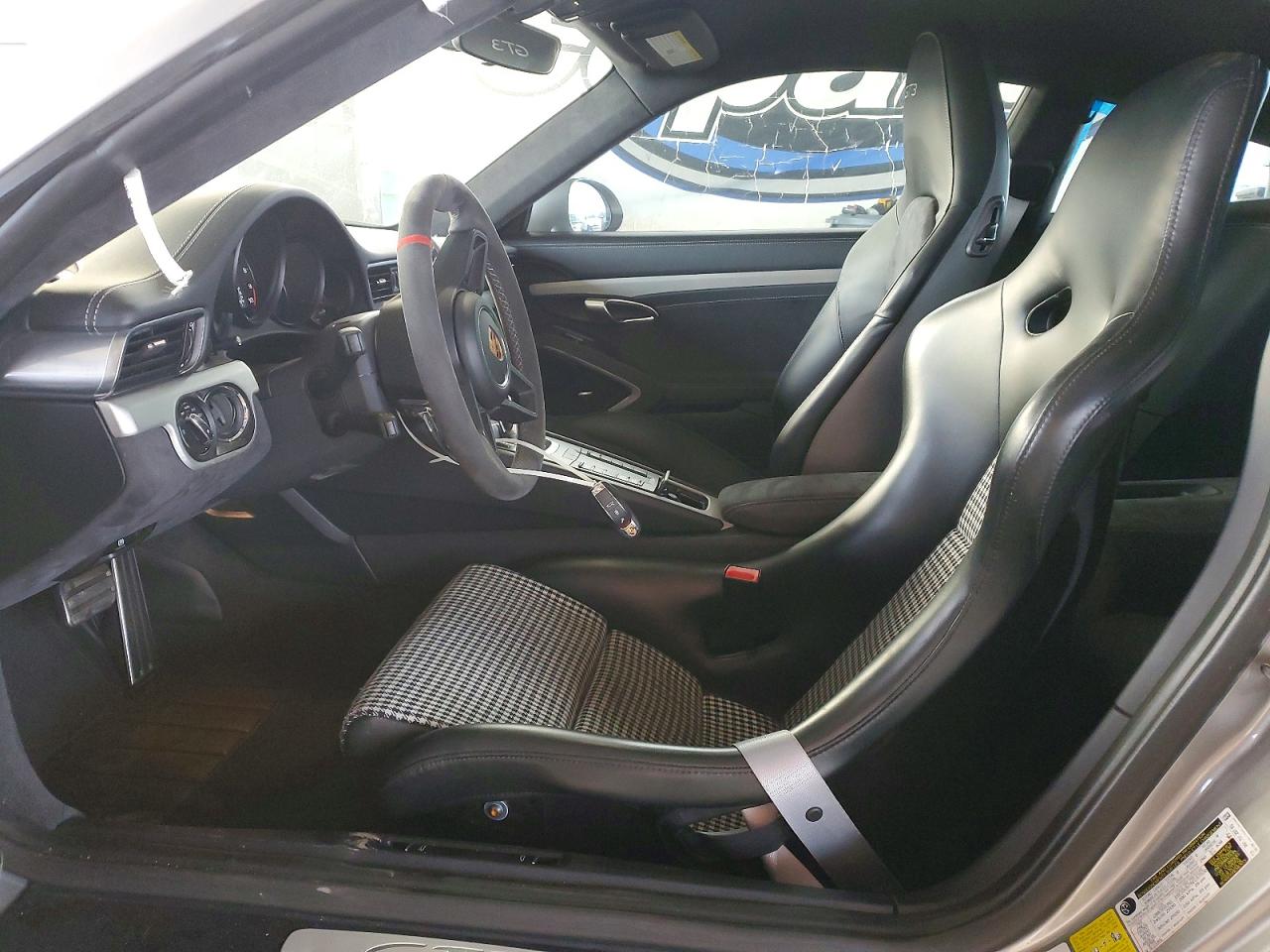 PORSCHE 911 2018 — 8