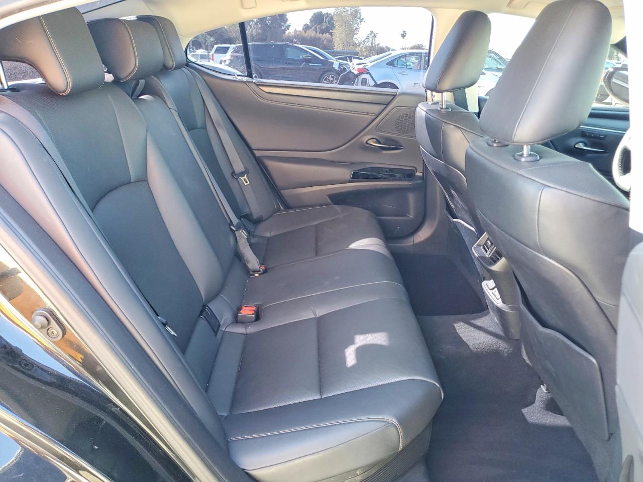 LEXUS ES 300H 2023 — 11