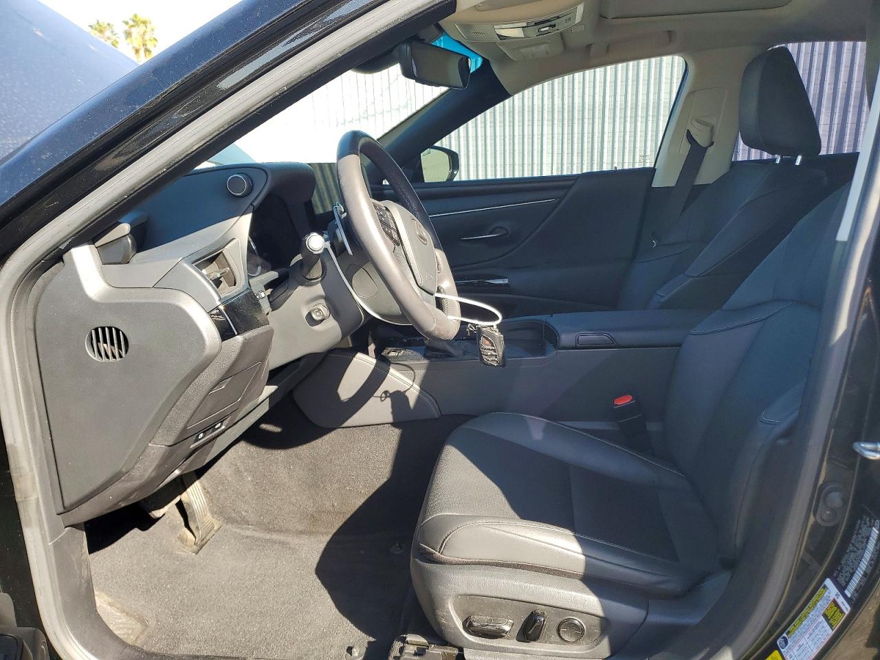 LEXUS ES 300H 2023 — 8