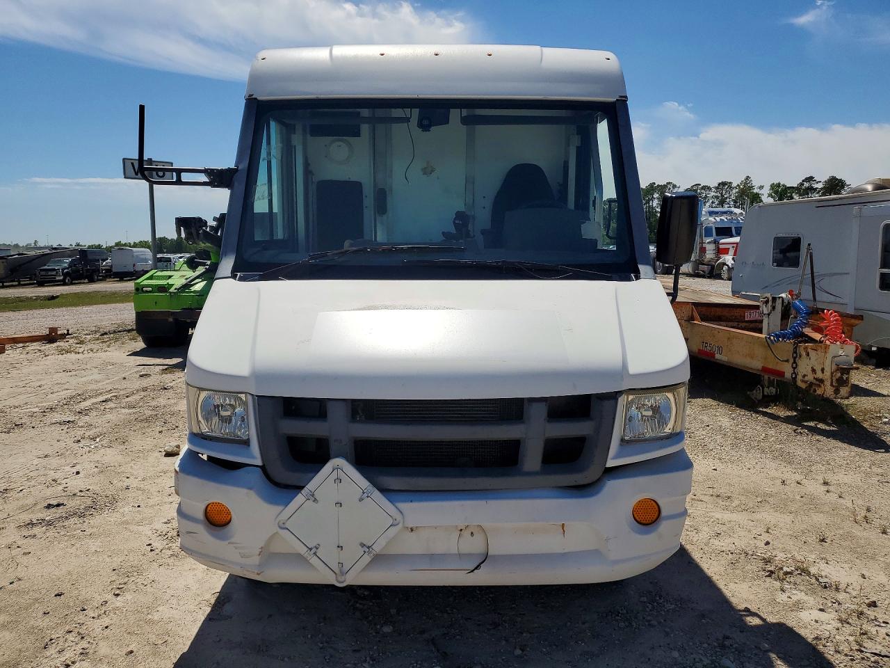 ISUZU NPR 2015 — 6