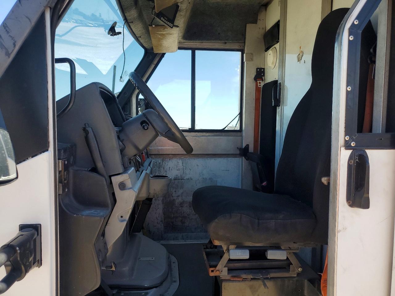 ISUZU NPR 2015 — 8