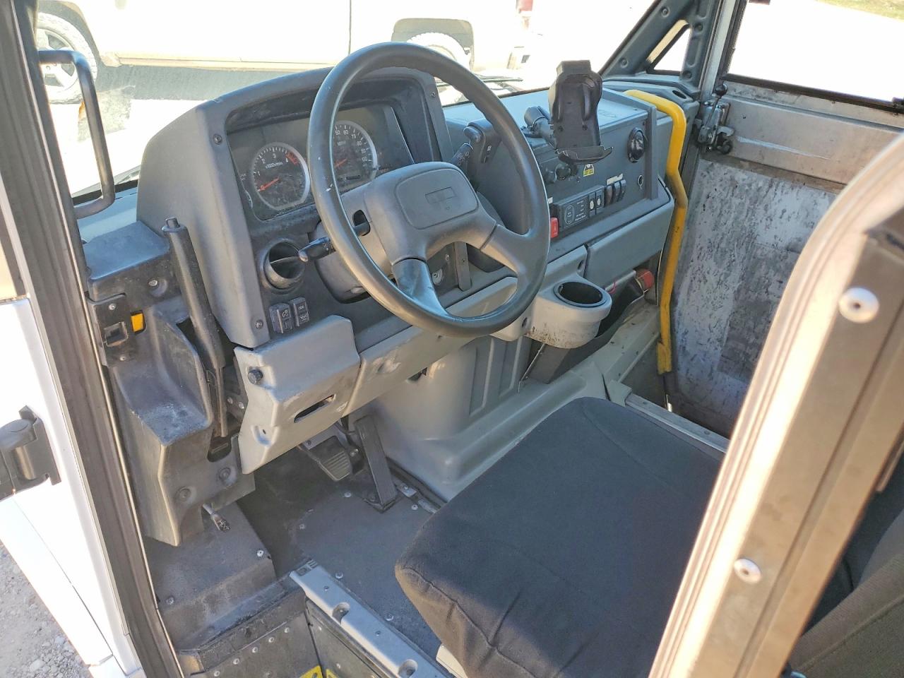 ISUZU NPR 2015 — 9