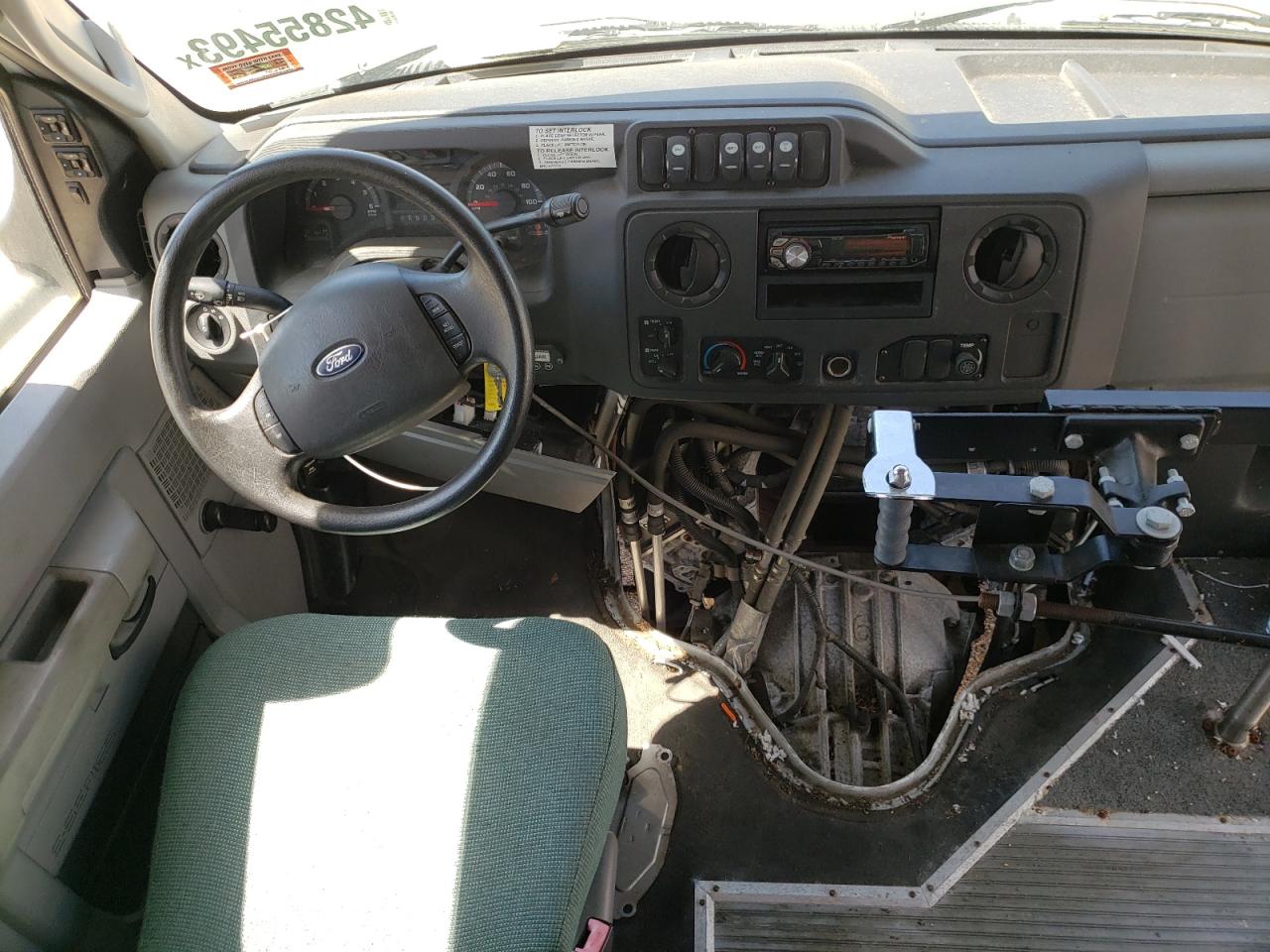 FORD ECONOLINE 2010 — 9