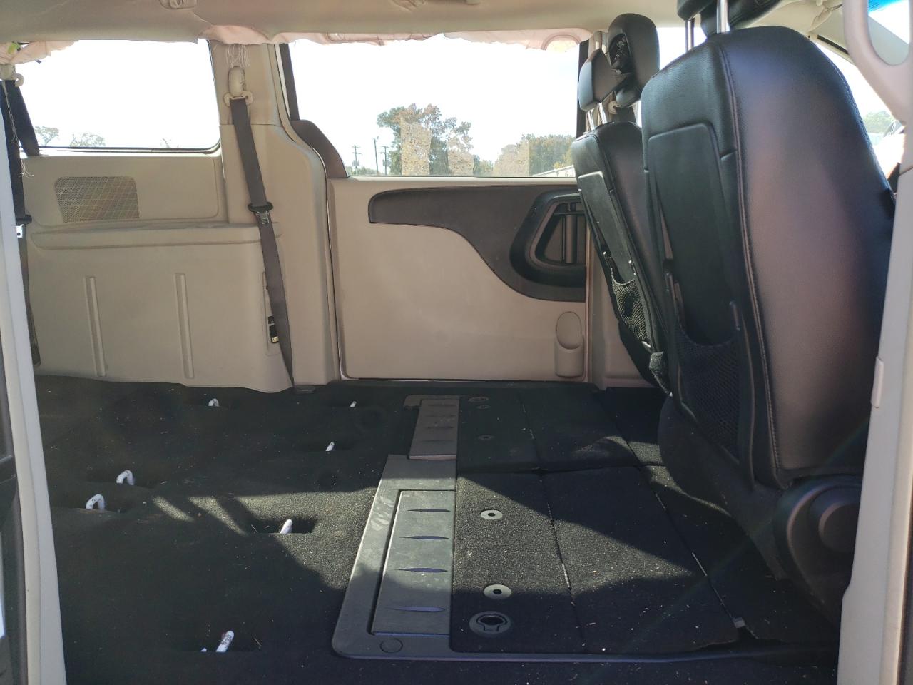 CHRYSLER TOWN & COUNTRY 2015 — 12