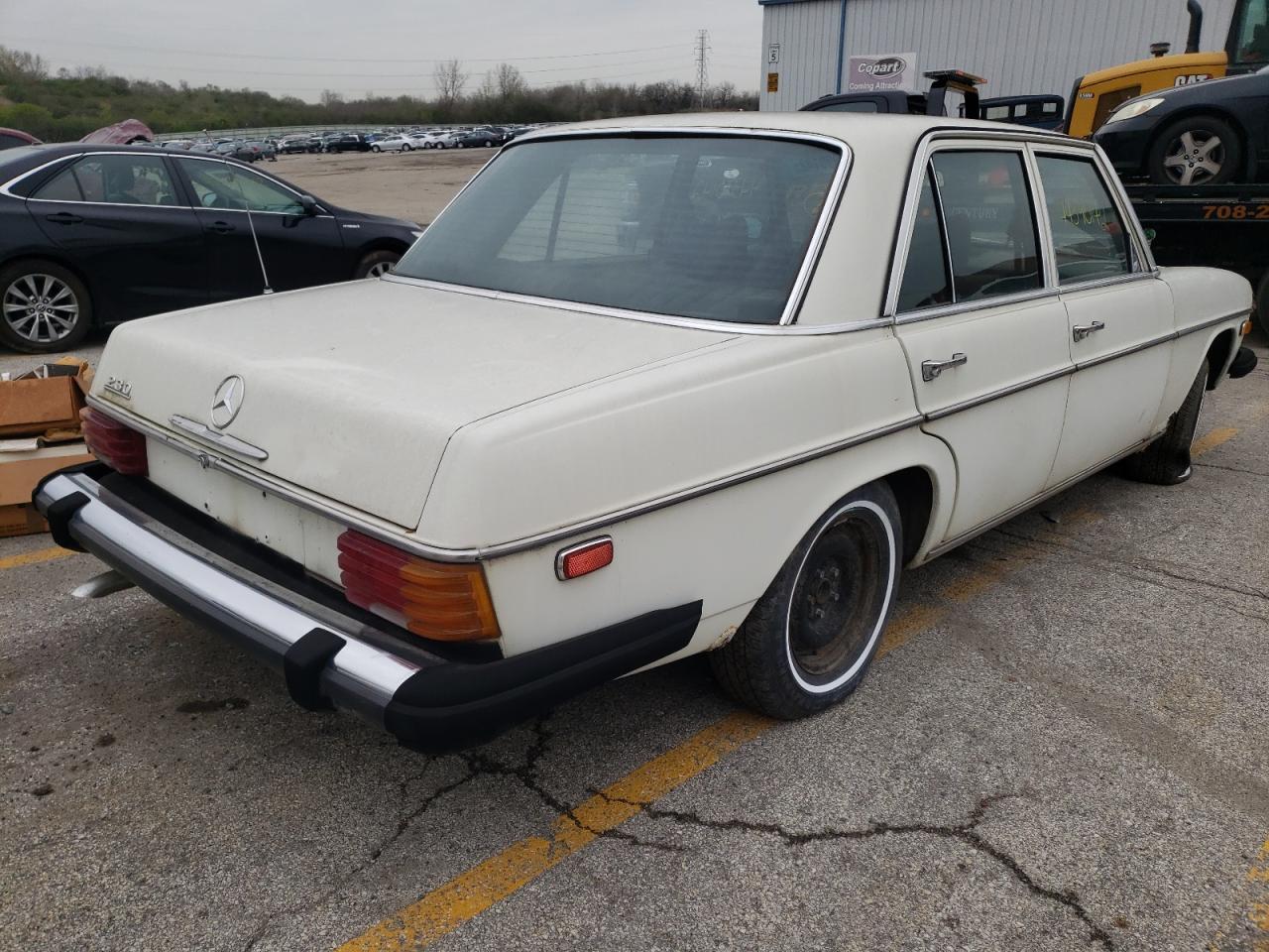 Mercedes-Benz 200 Series 1975 — 4