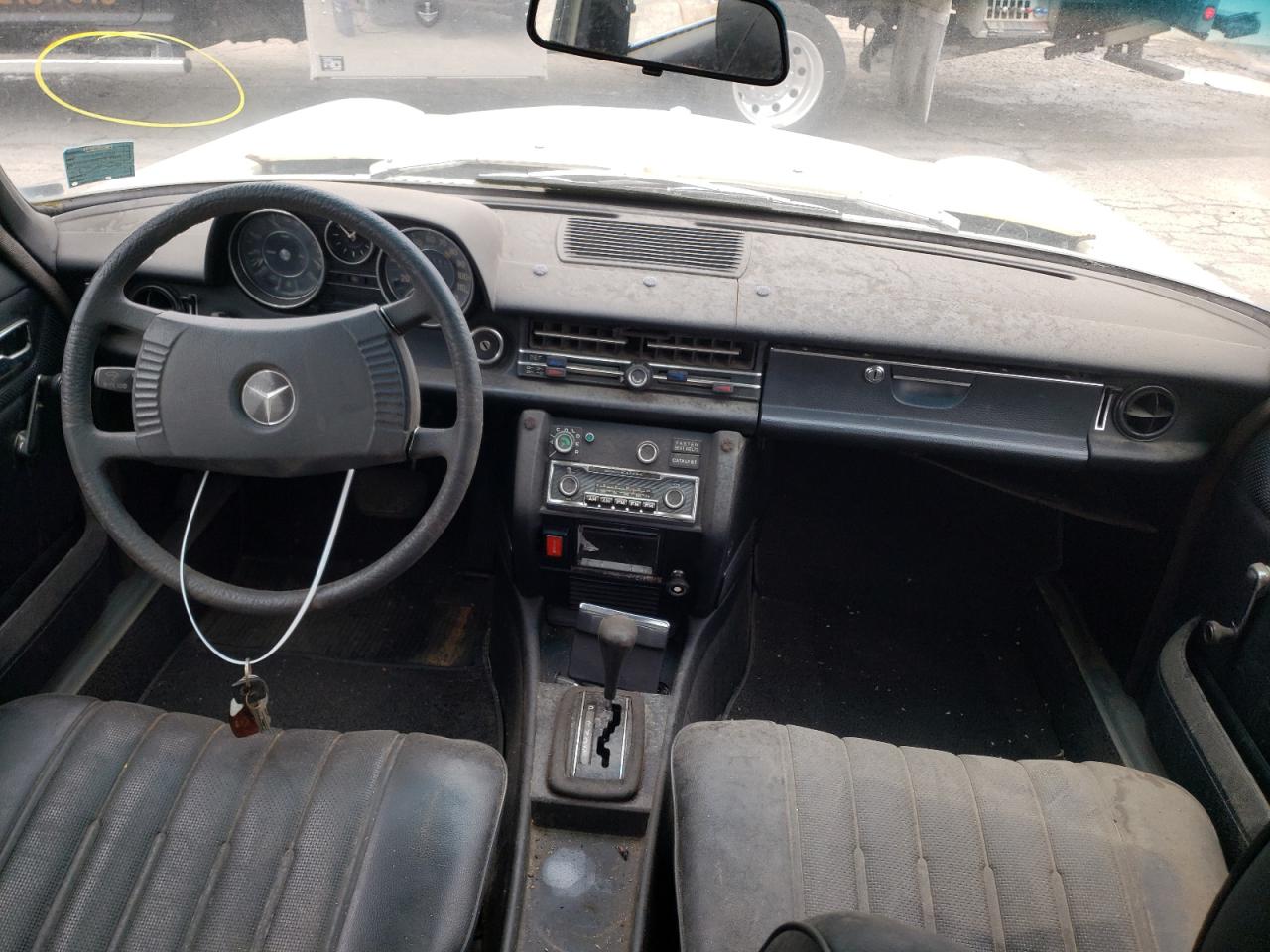 Mercedes-Benz 200 Series 1975 — 9