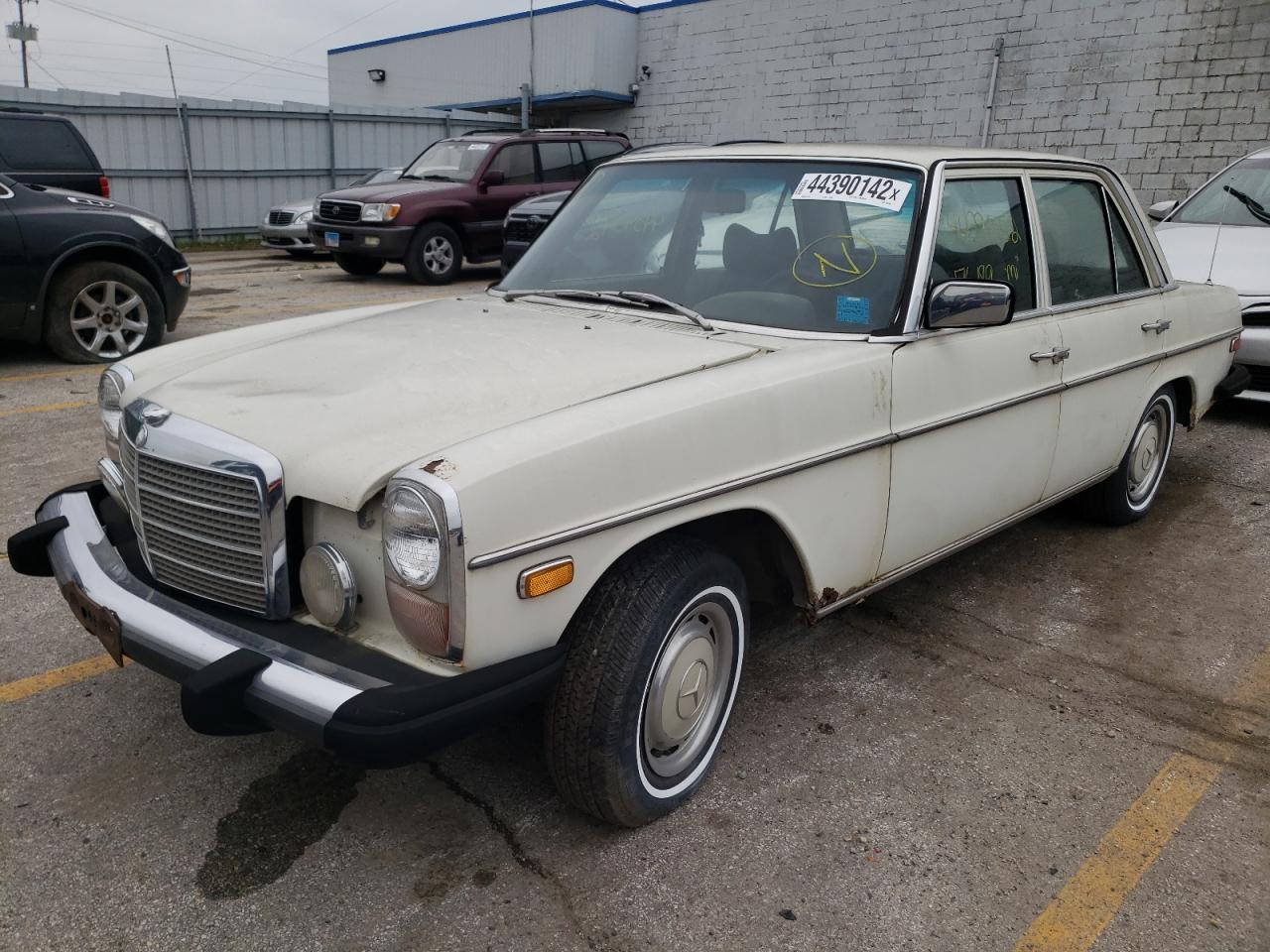 Mercedes-Benz 200 Series 1975 — 2