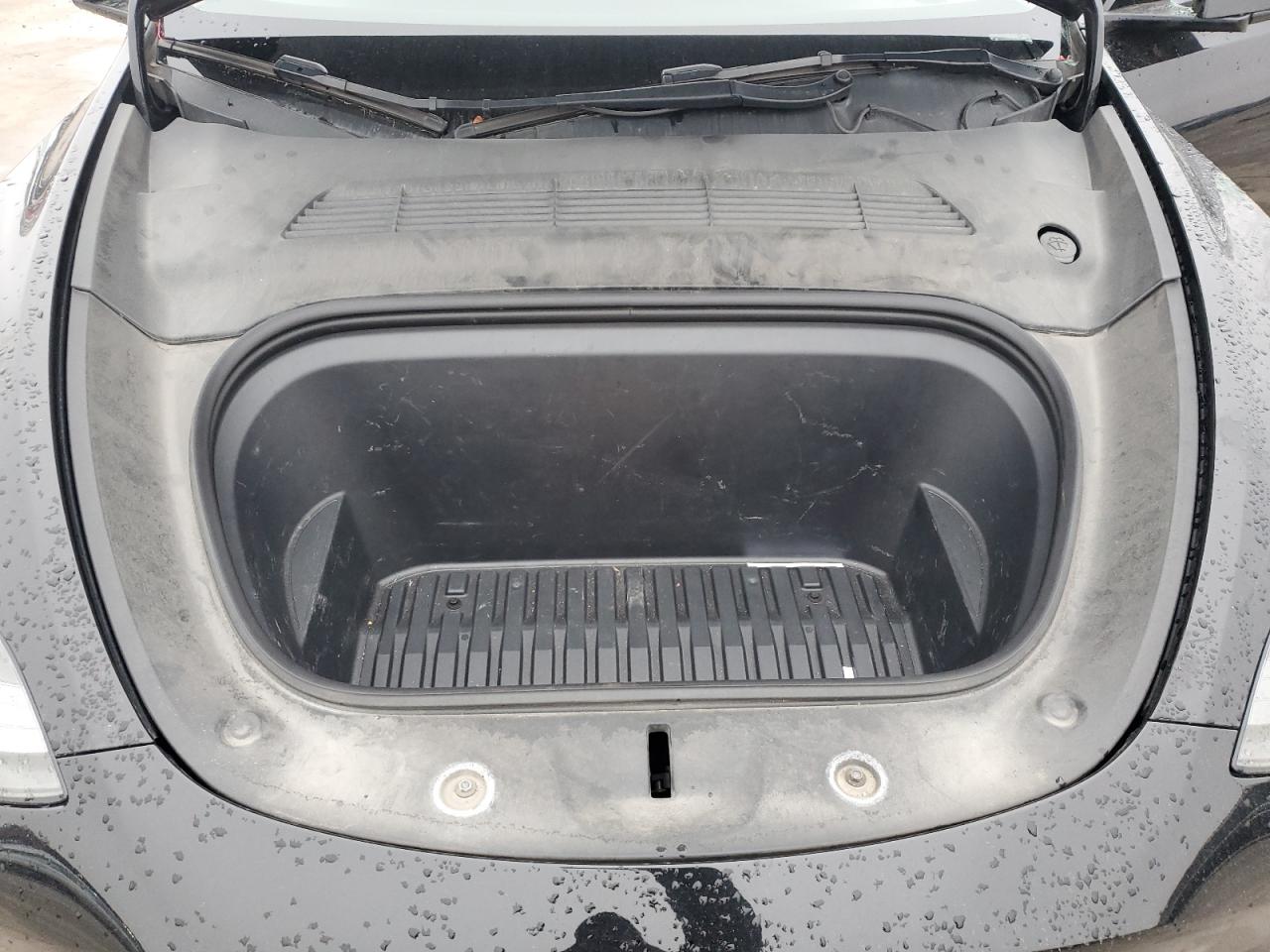 TESLA MODEL Y 2022 — 12
