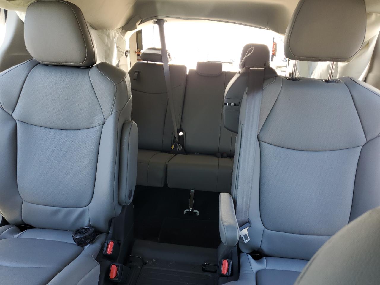 TOYOTA SIENNA 2024 — 11