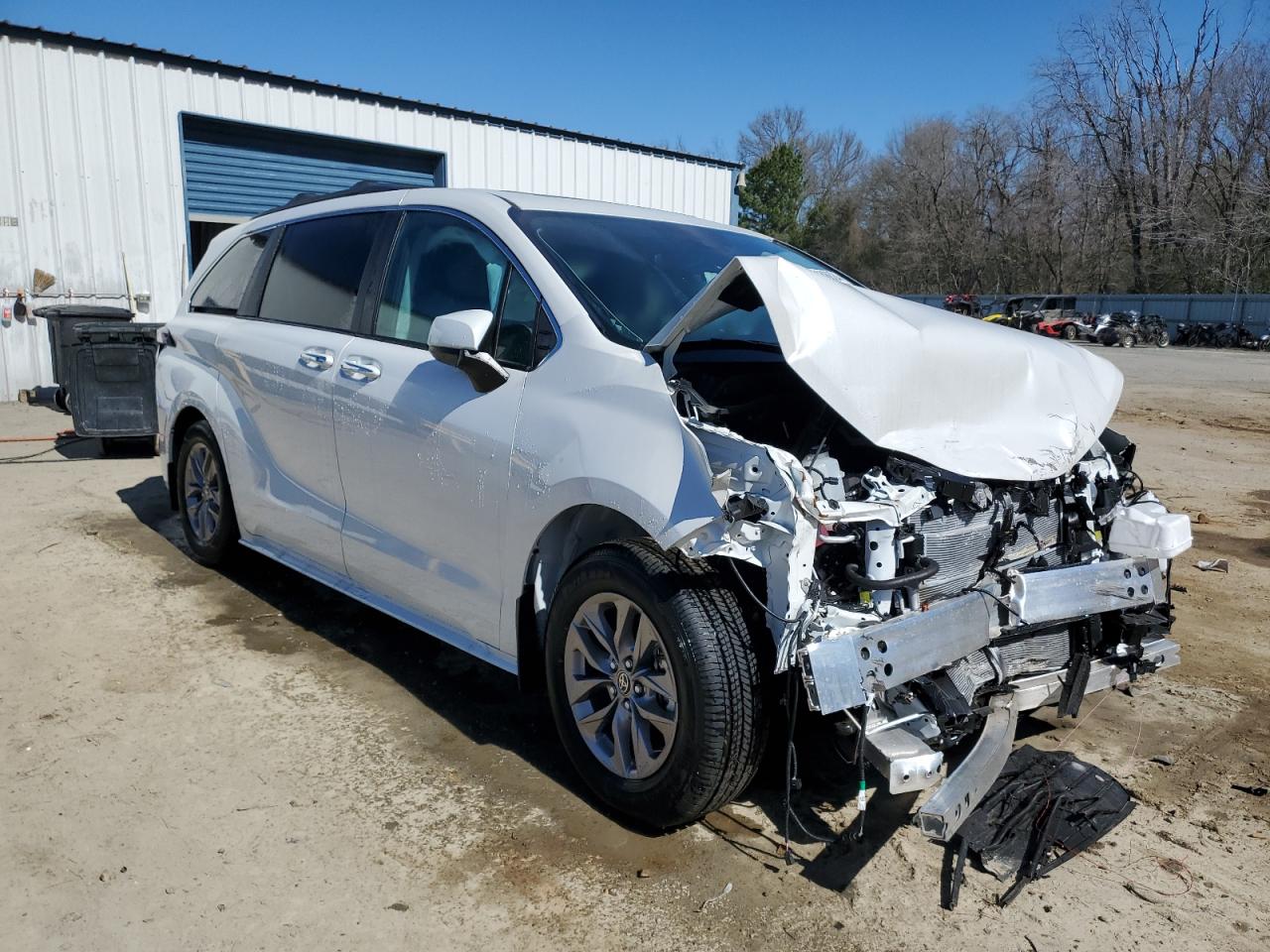 2024 TOYOTA SIENNA XLE
