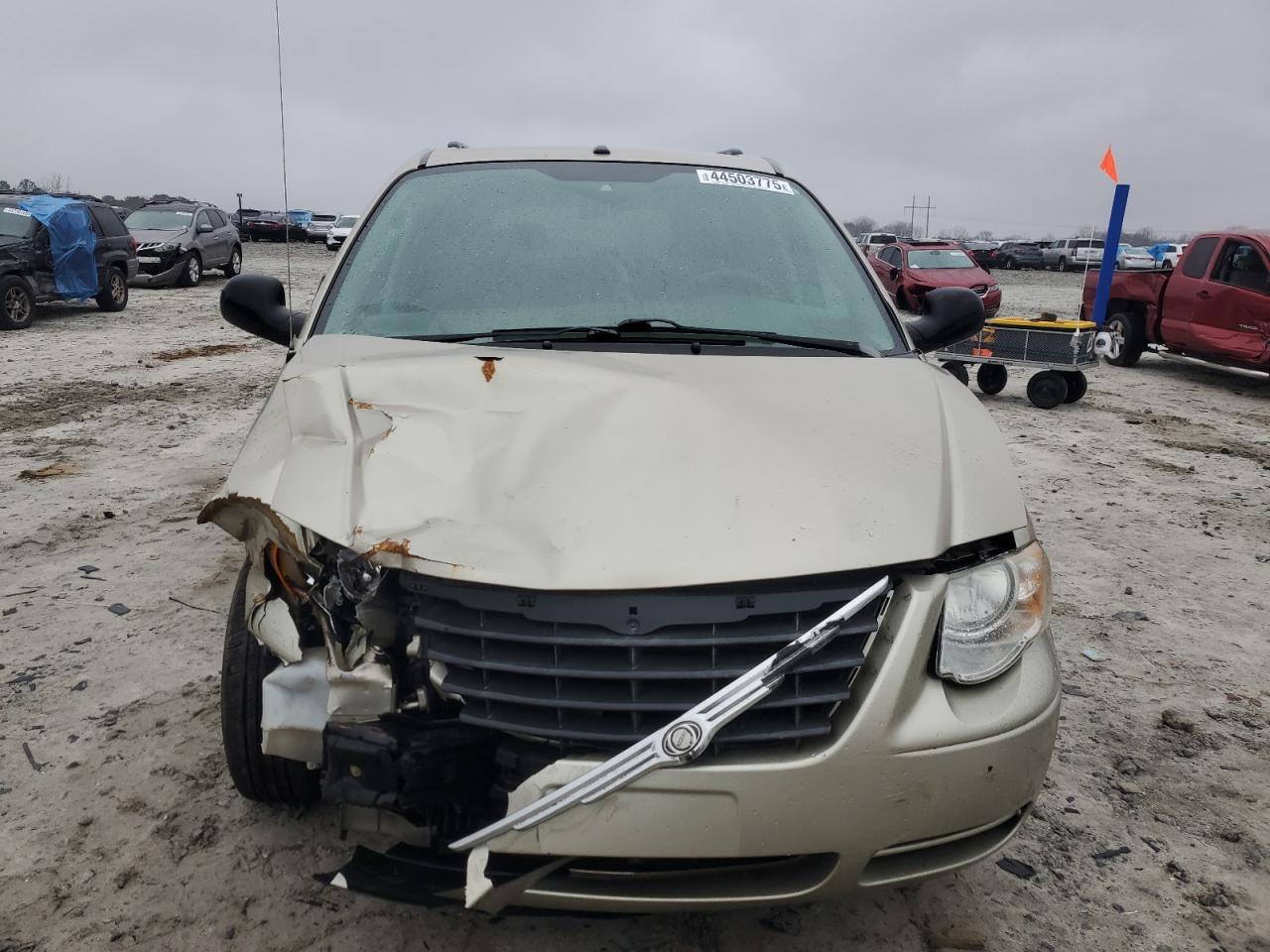 CHRYSLER TOWN & COUNTRY 2006 — 6